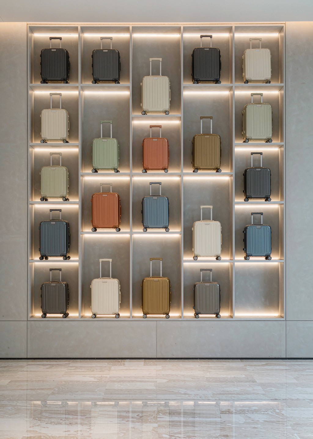 Finished luggage showroom for one-stop selection